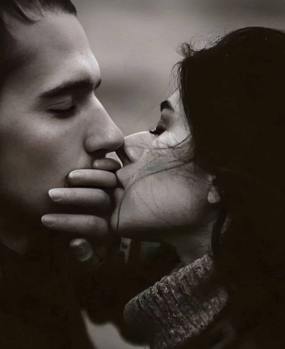 We have all heard it more than once: men withdraw, go into their caves, and can not stay emotionally present.