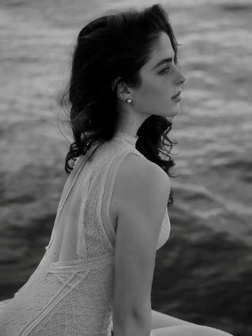 “The symptoms of love... they can't be hidden... ” Amante de las letras. . .